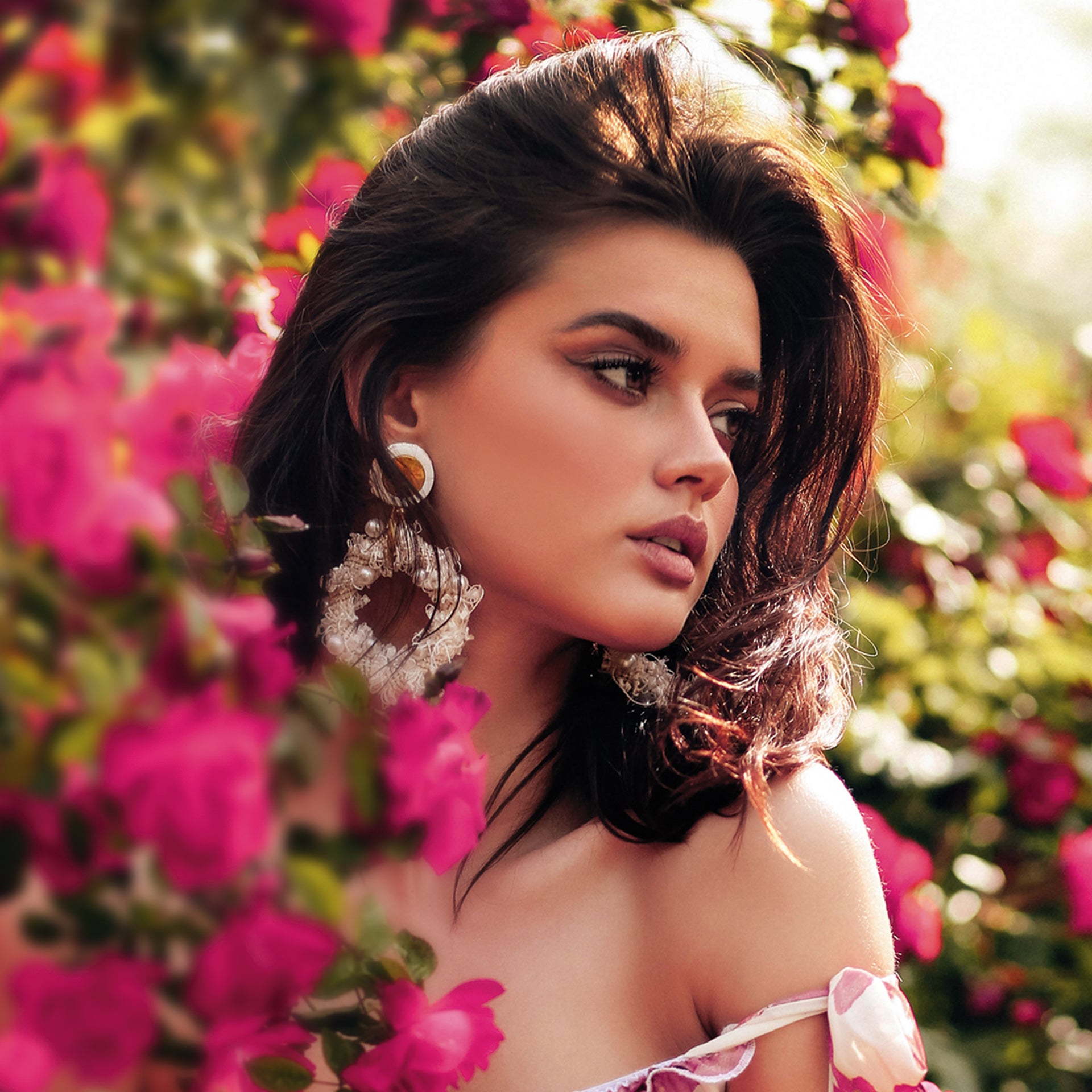 mujer usando Kiotis D'Lia 60 ML Perfume para mujer