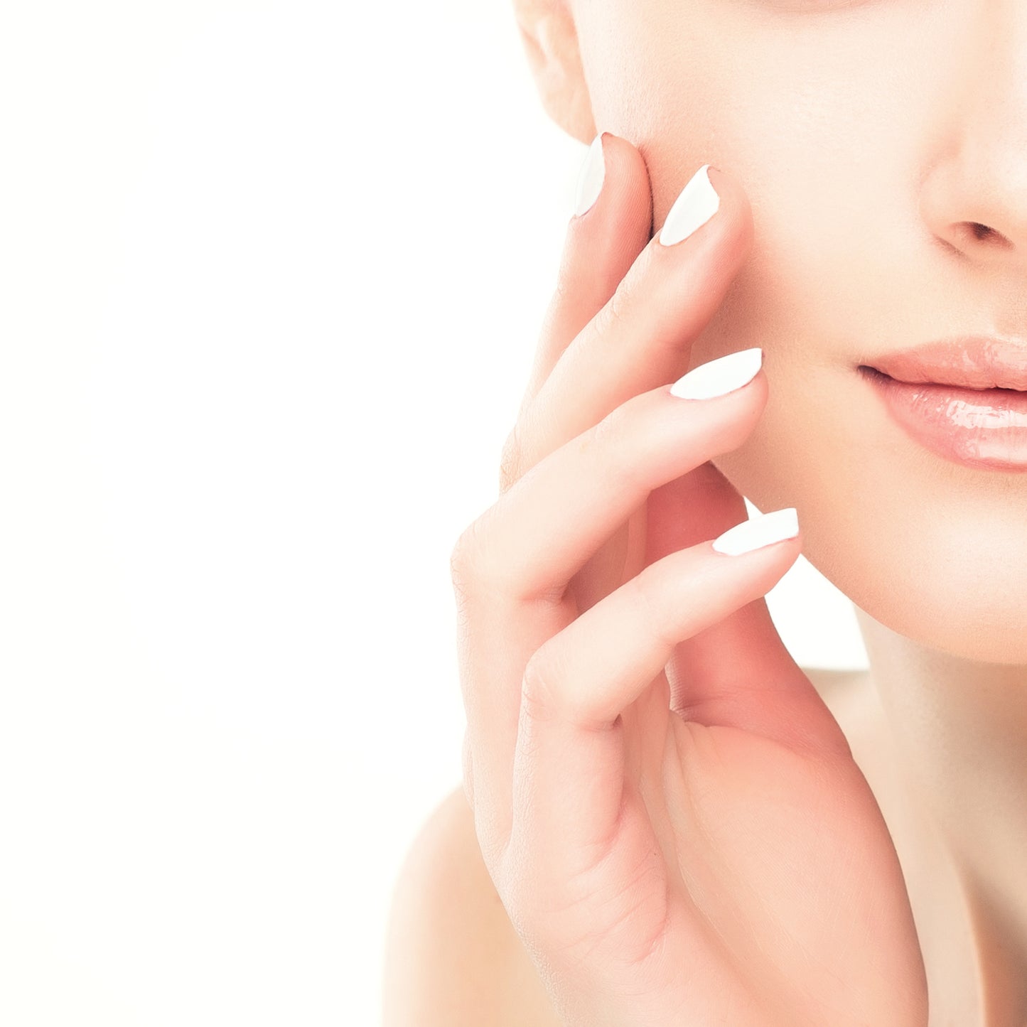 mujer usando Gel Facial Tratamiento 16 ml Pavan'Elle