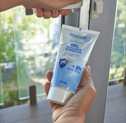 Alguien usando Gel Repelente de Insectos 150 ML